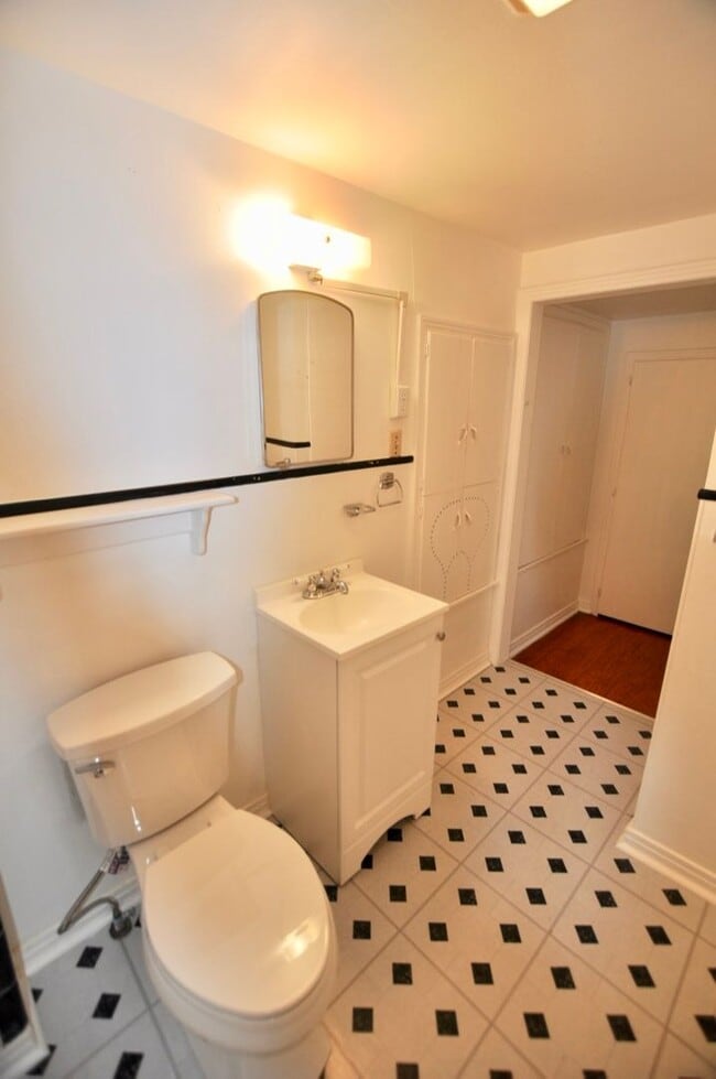 Building Photo - FOR LEASE! 1 BR - 1 BA - 1 Car Garage -  680 sf - Two-Story Apartment in a a Great Location Near ...