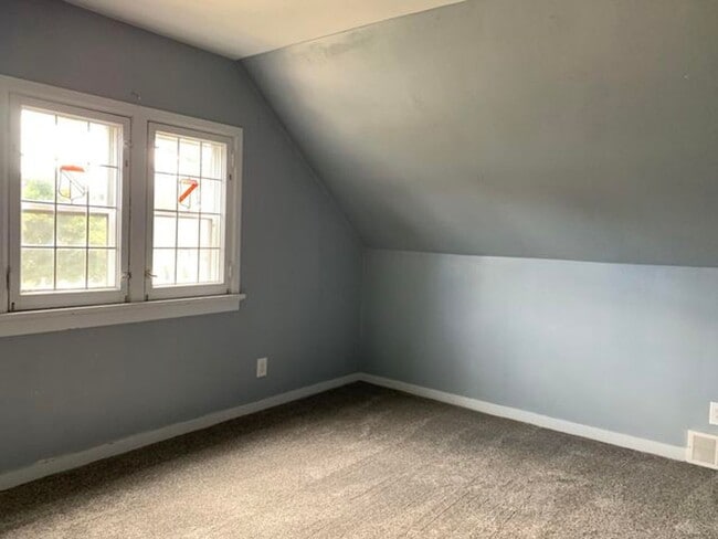 Building Photo - 4 Bedroom Single-Family House in Shorewood