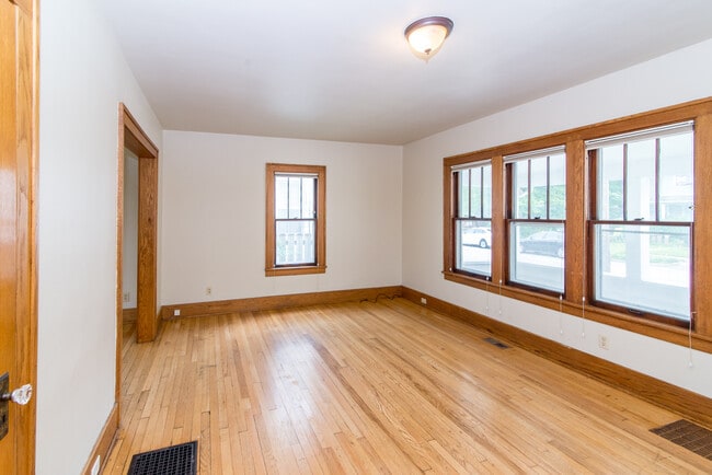 Building Photo - 945 Woodlawn Ave