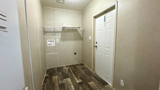 Building Photo - 7865 Pinecone Ln