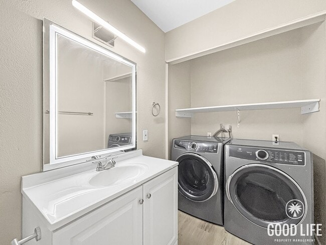 Building Photo - Stunning 3BD/2BA 2nd Floor Condo in Chula Vista W/ A/C, W/D, 2 Balconies, Community Pool & Spa!