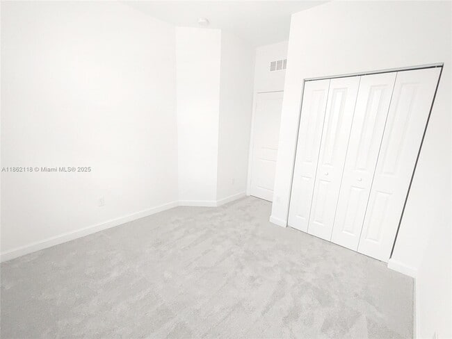Building Photo - 390 SE Crossoak Ln