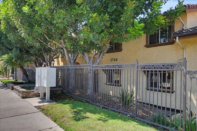 Building Photo - Walk to Balboa Park from This Beautiful Golden Hill Condo with Two Side-by-Side Parking Spaces