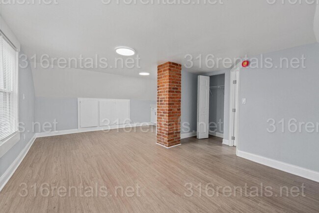 Building Photo - $850 - 1 bed 1 bath - Beautiful newly renovated Multi-family home located in Delano