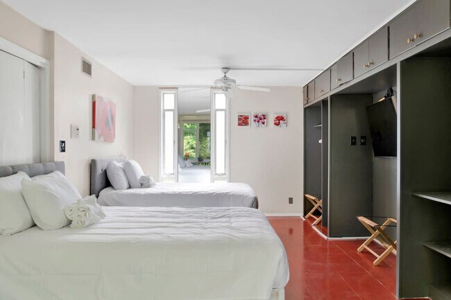 Building Photo - 305 Indian Creek Dr E