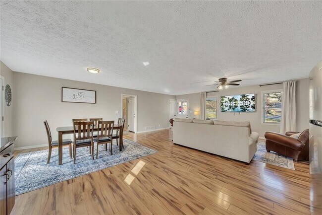 Building Photo - 303 Nottingham Dr