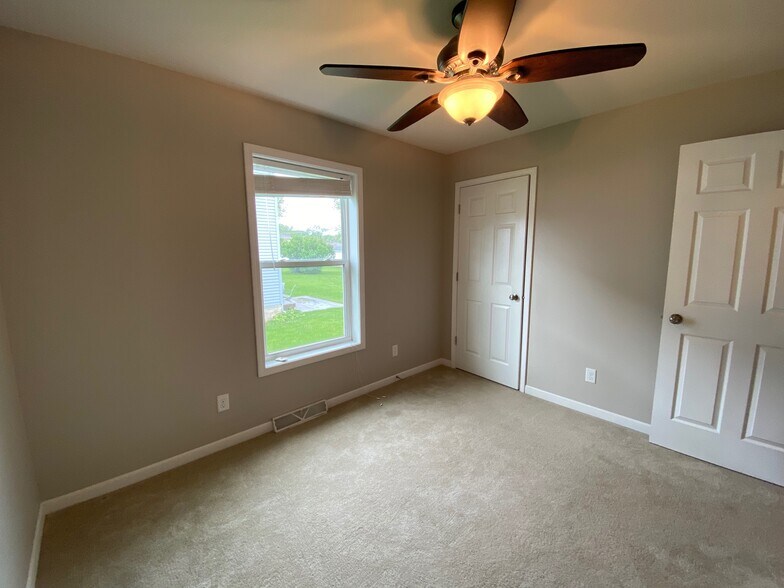 Building Photo - 1427 Springbrook Dr
