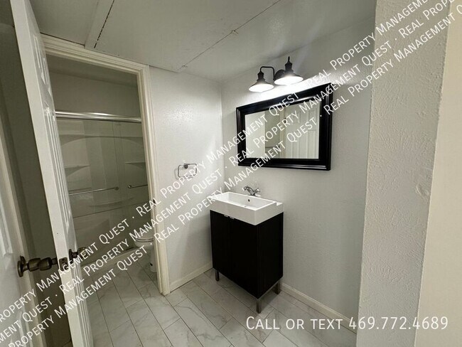Building Photo - 10552 High Hollows Dr
