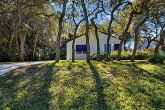 Building Photo - 235 Boulevard Des Pins