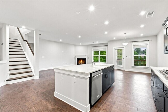 Building Photo - 411 Riverclub Rd