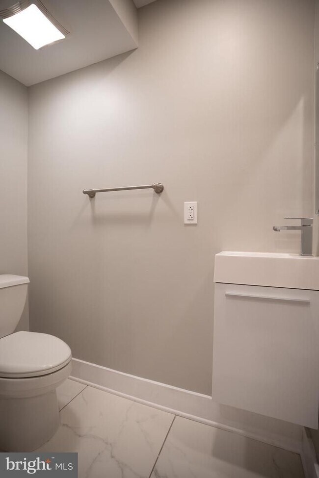 Building Photo - Large 3 bedroom with powder room on 1st fl