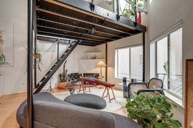 Building Photo - 661 5th St