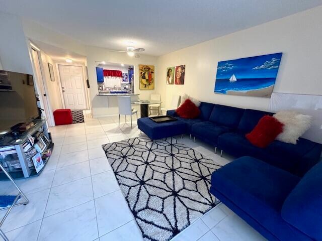 Building Photo - 610 Tennis Club Dr