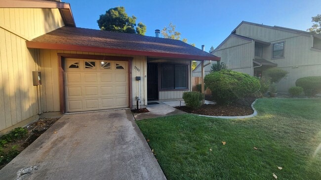 Building Photo - 2585 Duet Dr