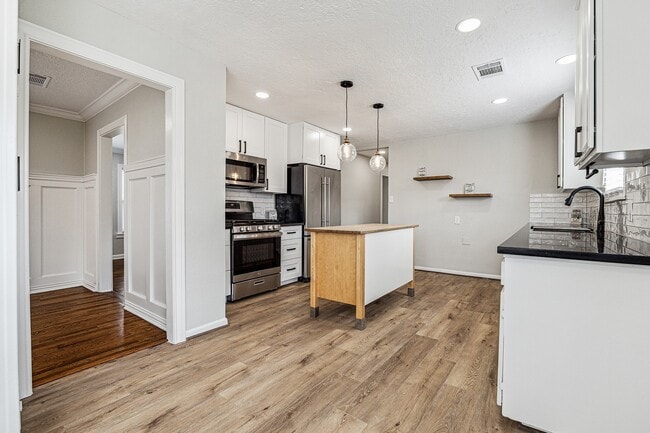 Building Photo - 801 Woodcrest Dr