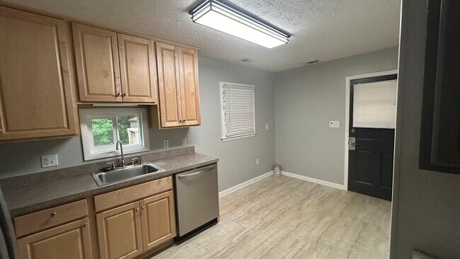 Building Photo - One Level House in Madison Heights