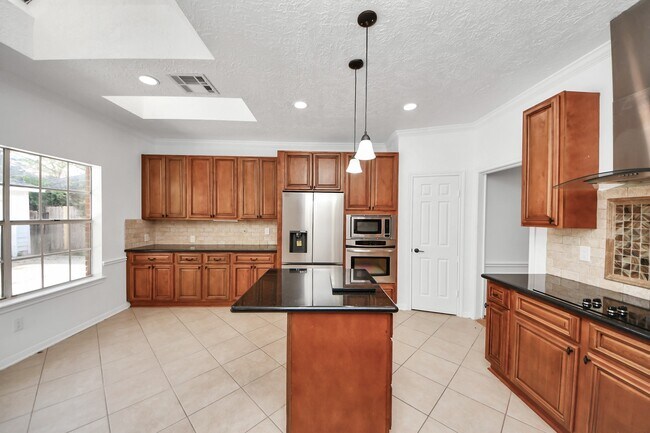 Building Photo - 15919 Lake Lodge Dr