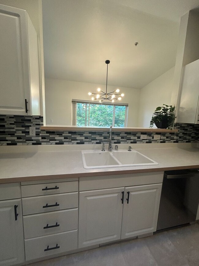 Building Photo - 3 Bed, 2 bath 3rd floor Condo w/garage in ...
