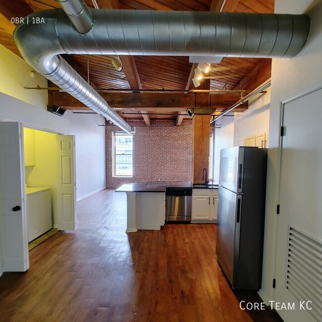 Building Photo - Large studio in River Market!