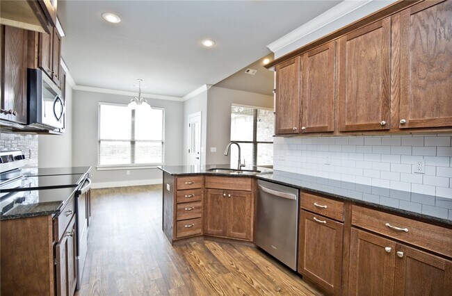 Building Photo - 209 Alder St