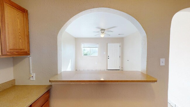 Building Photo - Centrally located 1 Bedroom Santa Fe apart...