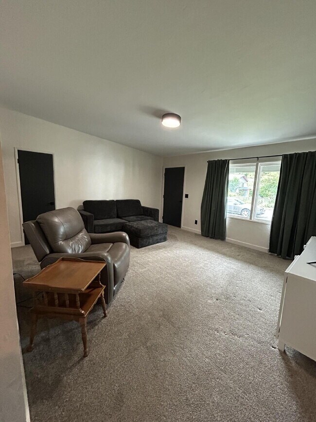 Building Photo - 3 Bed 2 Bath Single Family Home - Family oriented neighborhood - walk around the block to Lena Wh...