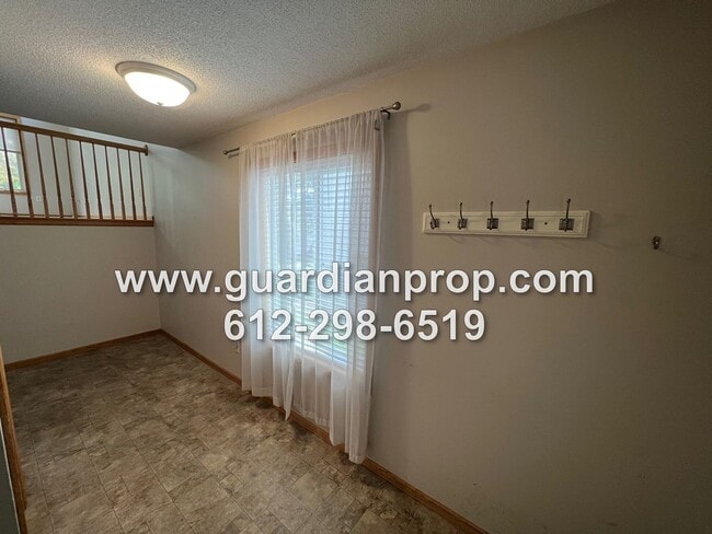Building Photo - Large End Unit Townhome Available Late April, 2BR + Office, Vaulted Ceilings, 3 Bath, Family Room