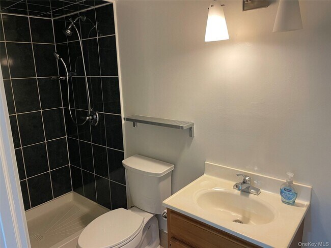 Building Photo - 8 Cameron Ln