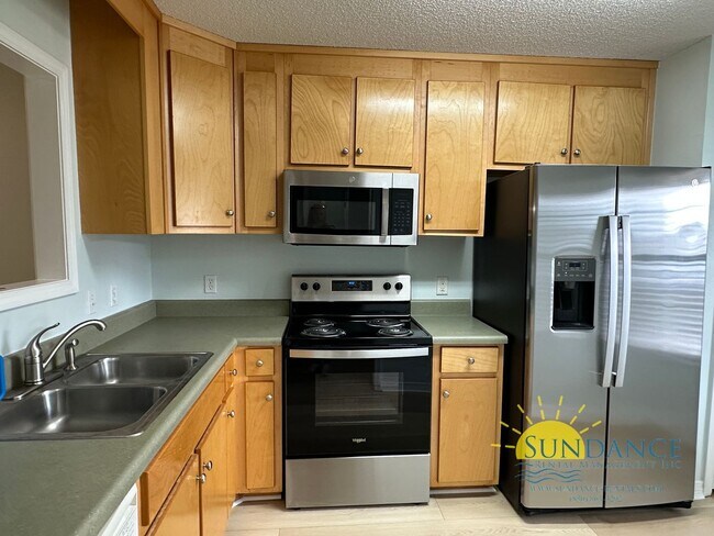 Building Photo - Spacious 2-Bedroom End Unit in Prime Navar...