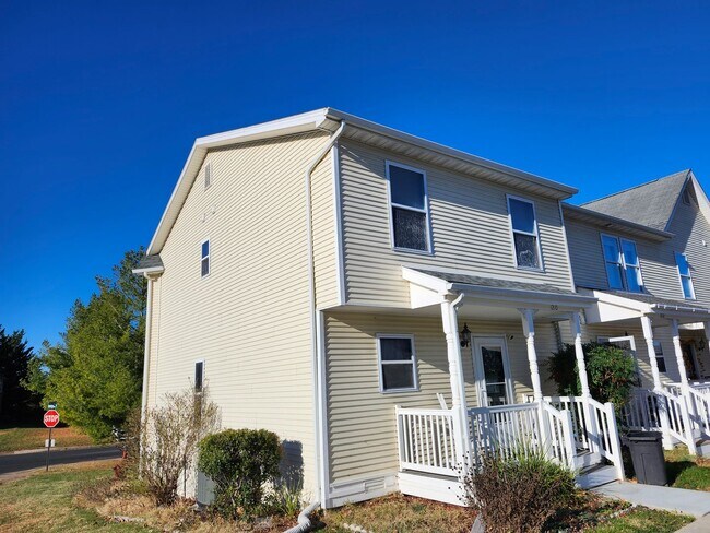 Primary Photo - For Rent: Harrisonburg 3 BR, 2.5 Bath Townhouse