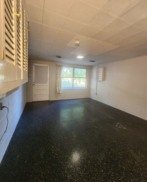 Building Photo - 922 S 74th St