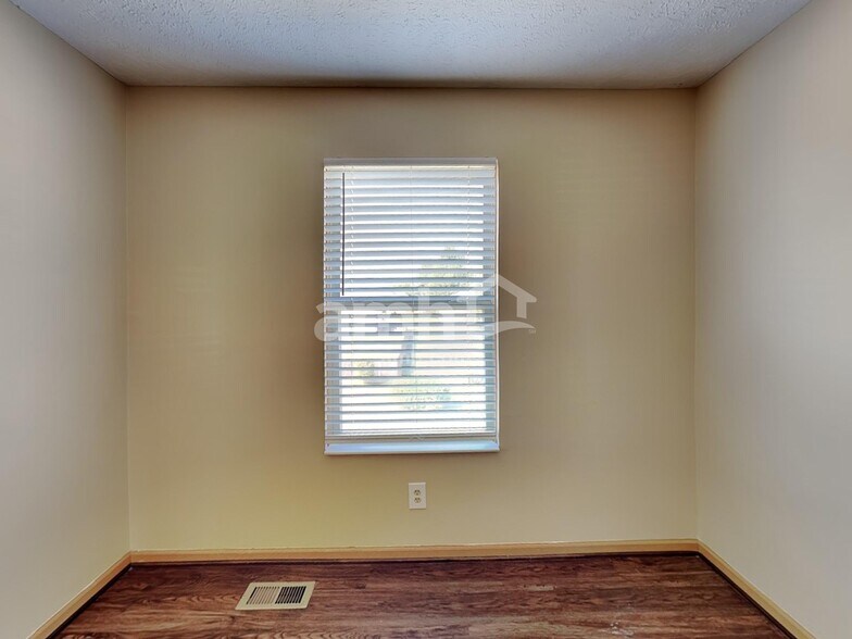 Building Photo - 1560 Mallard Cir E