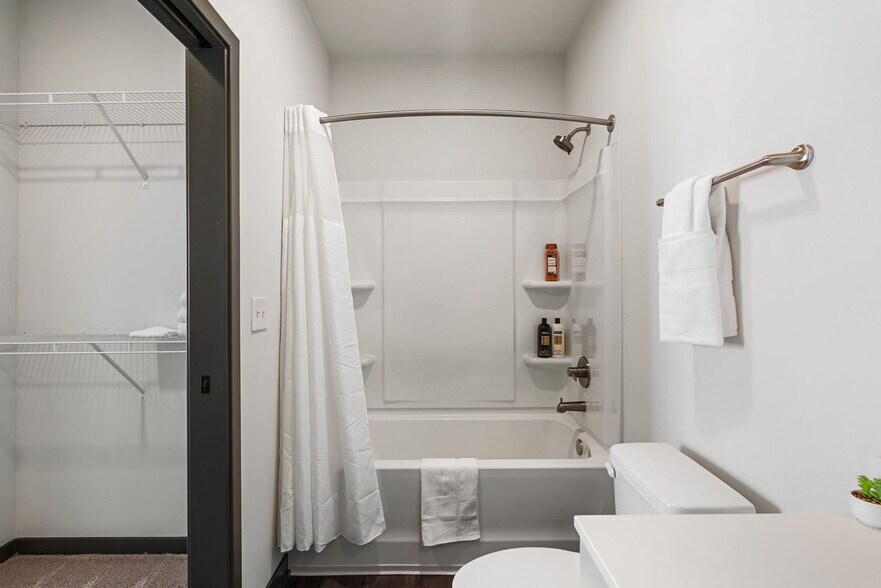 Building Photo - 6160 N Rural St