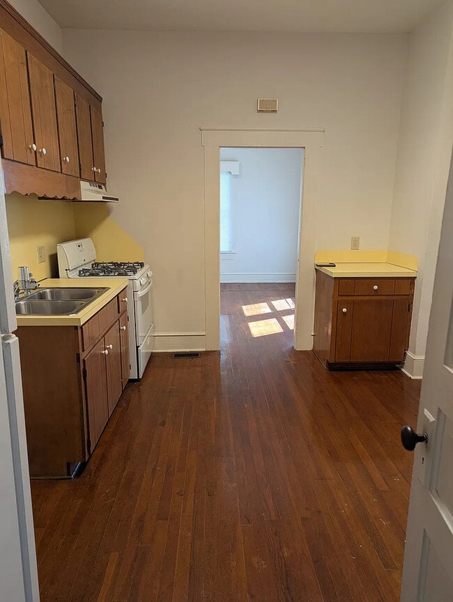 Building Photo - Nice 1 Bed / 1 Bath duplex home in a desir...