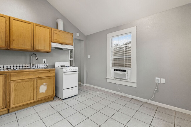 Building Photo - 330 Gem Ln