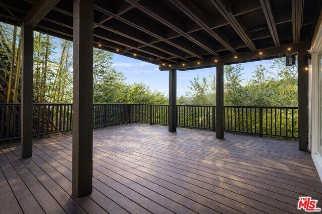 Building Photo - 8810 Hollywood Blvd