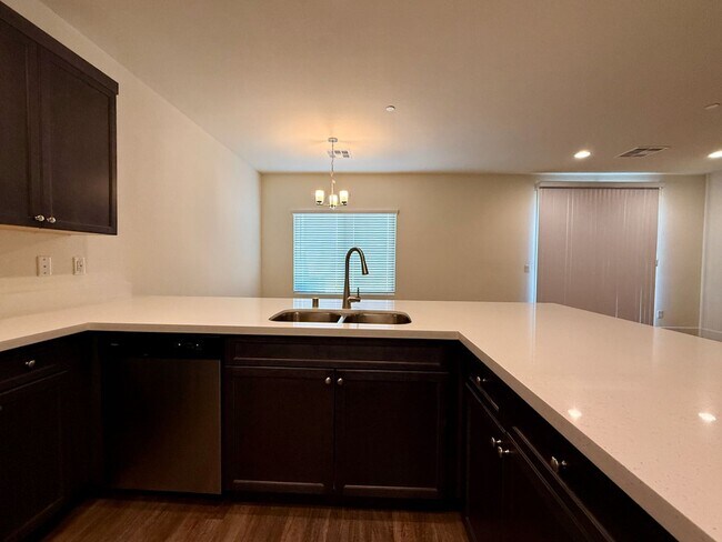 Building Photo - 3 BED 2.5 BATH 2 CAR GARAGE TOWNHOUSE w/ PRIVATE BACKYARD in GATED COMMUNITY.