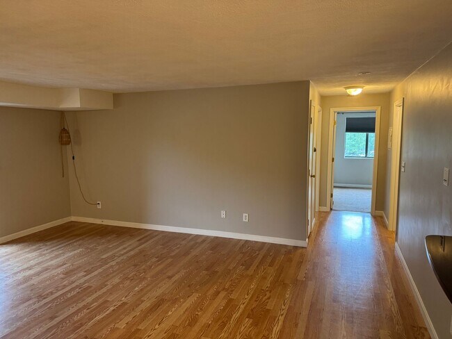 Building Photo - 2 Bedroom Condo for Rent - Tyngsboro