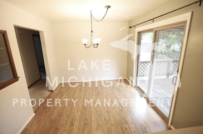 Building Photo - 14750 Parkwood Dr