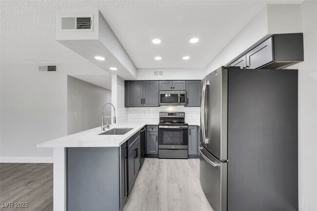 Building Photo - 1575 W Warm Springs Rd