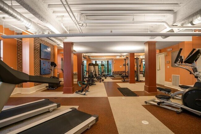 Building Photo - 911 N Orange Ave