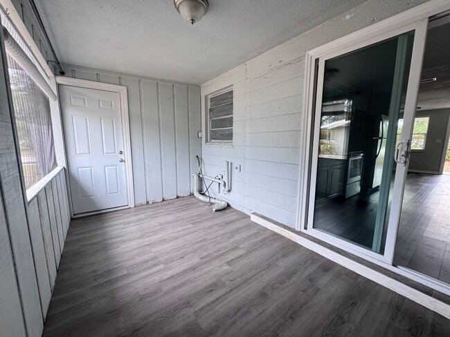 Building Photo - 2 Bedroom 1 Bath Duplex with Washer/Dryer!...