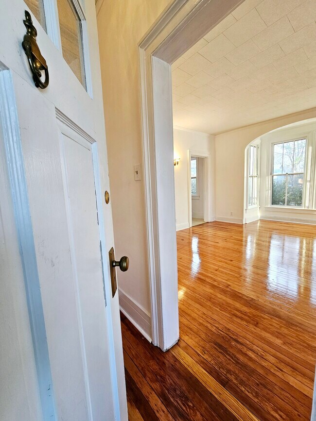 Building Photo - 101 E Main St