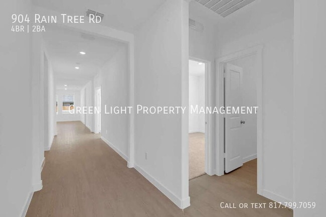 Building Photo - 904 Raintree Rd