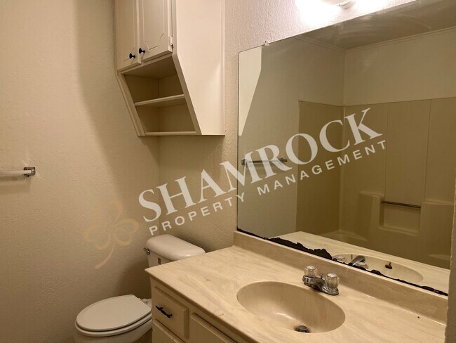 Building Photo - Hewitt Townhome