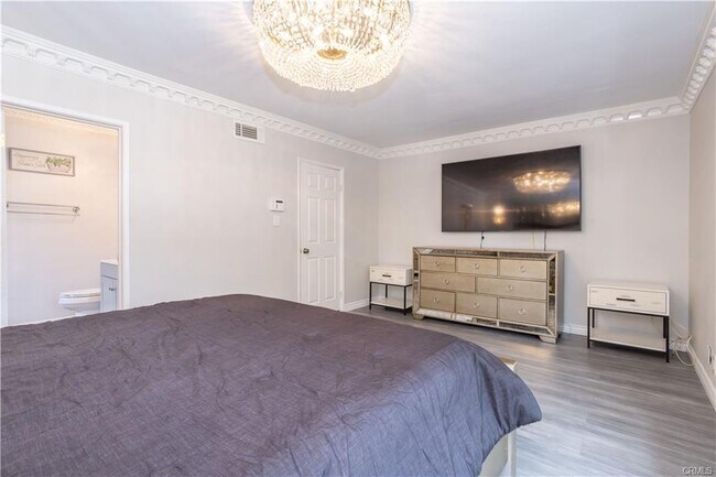 Building Photo - 18834 Devonshire St