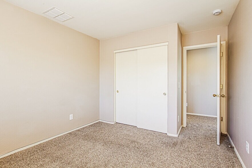 Building Photo - 15445 W Jenan Dr
