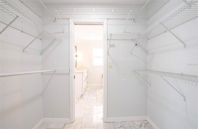 Building Photo - 551 Crystal Dr