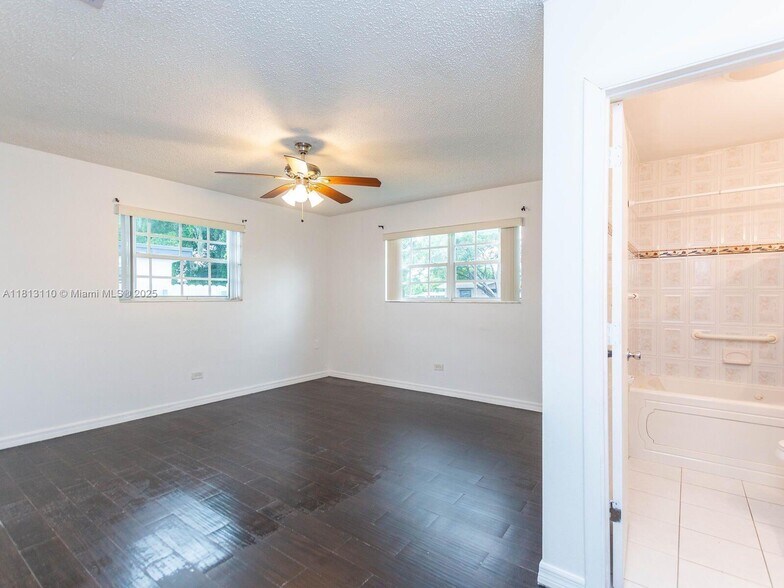 Building Photo - 521 SW 64th Way
