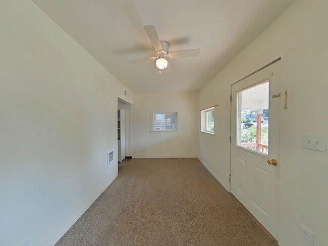 Building Photo - 1 Bedroom House ~ Close to Campus